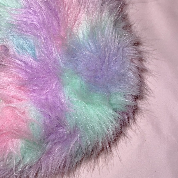 Reversible sequenced and fuzzy initial “B” pillow - Picture 6 of 6